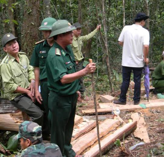 Tướng[-]Biên[-]phòng[-]thị[-]sát[-]hiện[-]trường[-]phá[-]rừng[-]pơ[-]mu